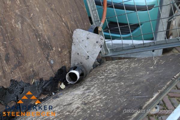 Dakdekkers gasbrander voor bitumen werkzaamheden in Steenbergen