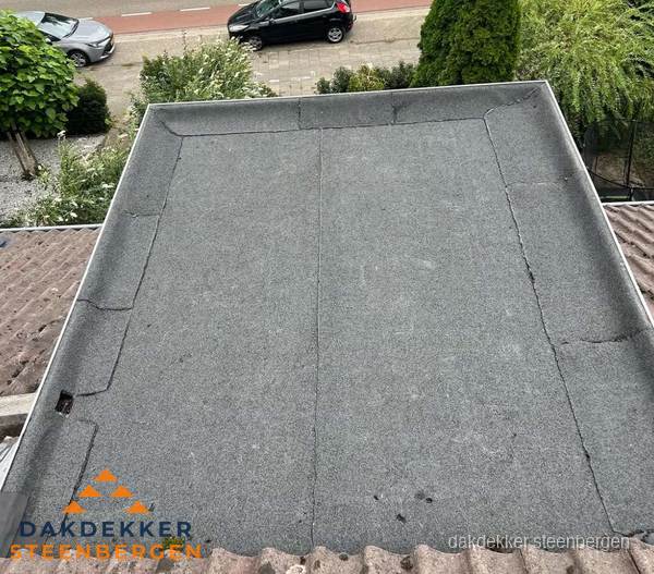Nieuw aangebrachte bitumen dakbedekking op plat dak in Steenbergen