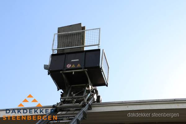 Dakdekkerslift voor materiaal transport bij dakwerkzaamheden in Steenbergen