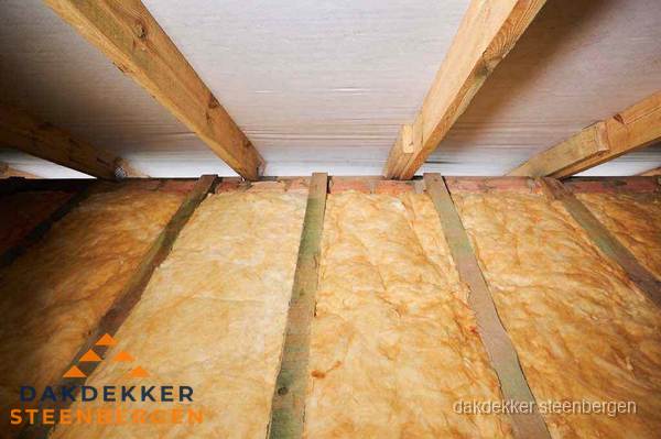 Dakisolatie met glaswol tussen dakspanten in Steenbergen