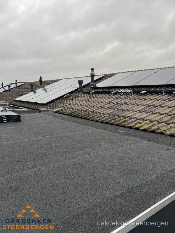 Bitumen dakbedekking op plat dak met aansluitend pannendak en zonnepanelen in Steenbergen Bitumen dakbedekking op plat dak met aansluitend pannendak en zonnepanelen in Steenbergen