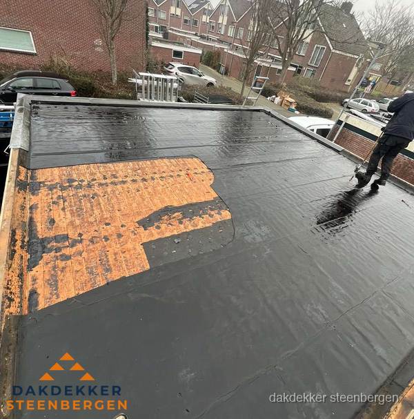 Dakdekker brengt EPDM dakbedekking aan op plat dak in Steenbergen