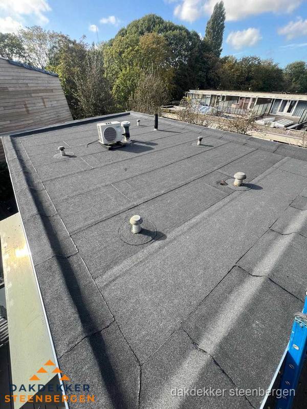 Kosten dakdekker: afgewerkt plat bedrijfsdak met bitumen in Steenbergen