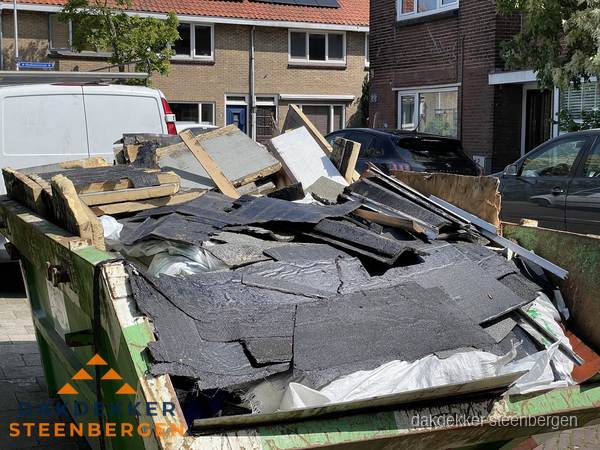Afvalcontainer met gesloopt dakmateriaal tijdens dakkapel renovatie in Steenbergen