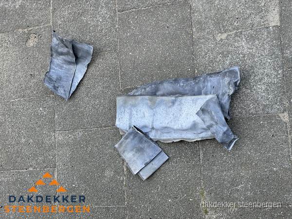 Oude verwijderde loodslabben na vervanging in Steenbergen