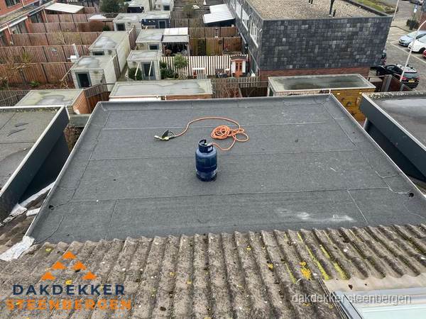 Plat dak met nieuwe bitumen dakbedekking en brandgereedschap in Steenbergen Plat dak met nieuwe bitumen dakbedekking en brandgereedschap in Steenbergen