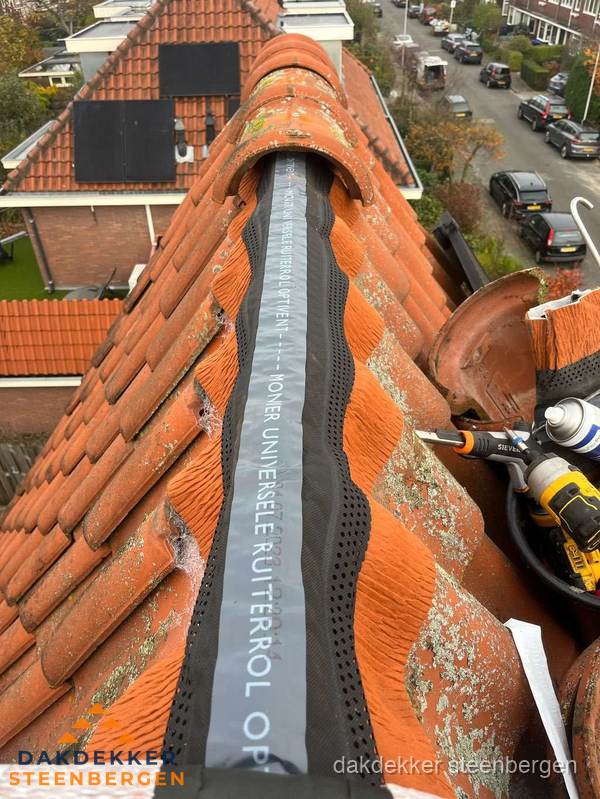 Dakdekker vervangt nokvorst met ruiterrol op pannendak in Steenbergen