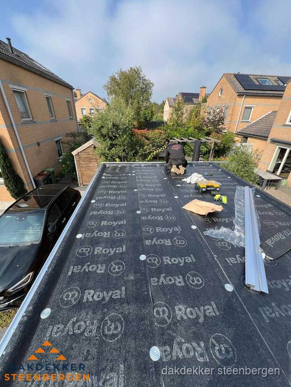 Nieuwe Royal bitumen dakbedekking op plat dak van aanbouw in Steenbergen