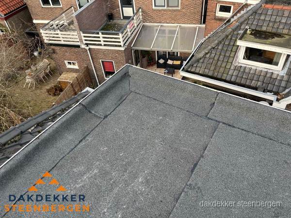 Overzicht plat dak met dakgoot in woonwijk Steenbergen Overzicht plat dak met dakgoot in woonwijk Steenbergen