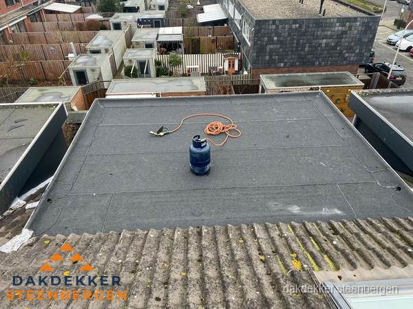 Plat dak met bitumen dakbedekking en brander in Steenbergen Plat dak met bitumen dakbedekking en brander in Steenbergen