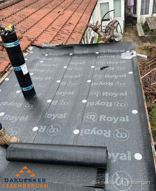 Bitumen dakbedekking leggen op plat dak aanbouw in Steenbergen
