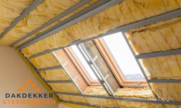 Schuin dak isoleren met glaswol bij dakraam in Steenbergen