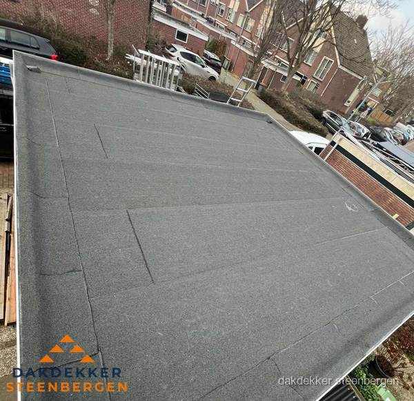 Nieuwe bitumen dakbedekking op plat dak van garage in Steenbergen Nieuwe bitumen dakbedekking op plat dak van garage in Steenbergen