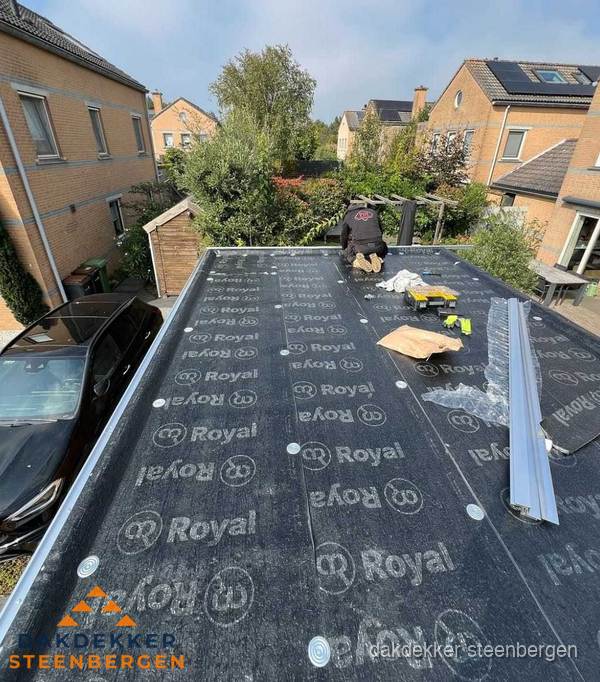 Dakdekker aan het werk op plat dak renovatie in Steenbergen Dakdekker aan het werk op plat dak renovatie in Steenbergen