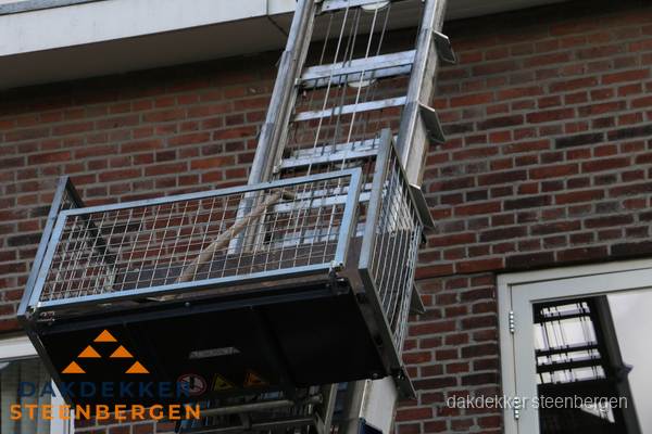 Ladderlift met dakpannen voor dakpan reparatie in Steenbergen Ladderlift met dakpannen voor dakpan reparatie in Steenbergen