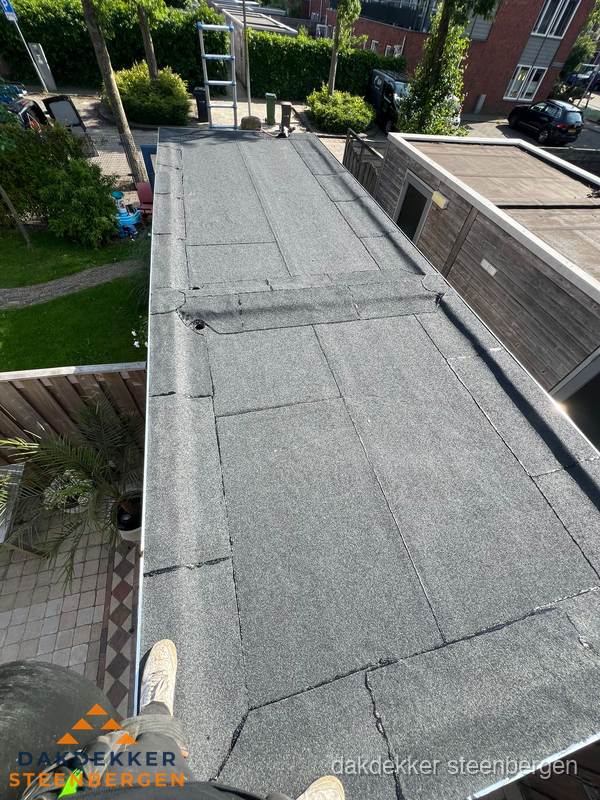 Bitumen plat dak rijtjeswoning vanuit dakdekker perspectief in Steenbergen Bitumen plat dak rijtjeswoning vanuit dakdekker perspectief in Steenbergen