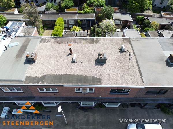 Plat dak met grindballast en dakdoorvoeren in Steenbergen