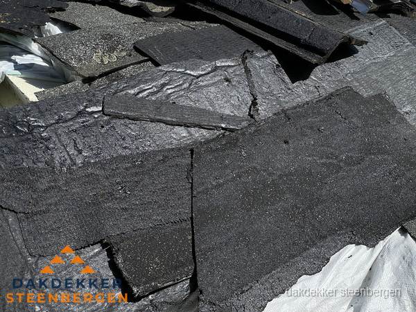Verwijderd oud bitumen dakleer klaar voor vervanging in Steenbergen