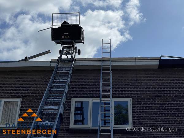Ladderlift en ladder bij woning voor dakinspectie in Steenbergen Ladderlift en ladder bij woning voor dakinspectie in Steenbergen