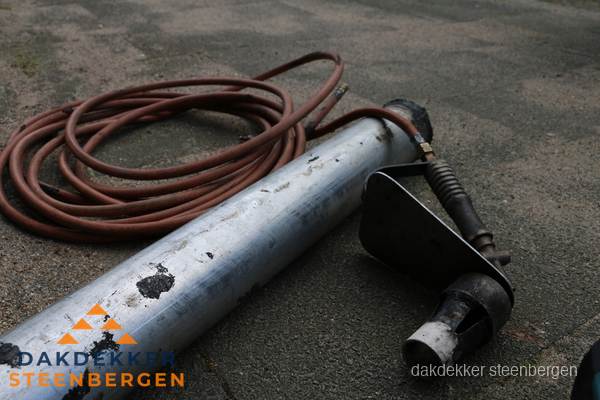 Dakdekker gasbrander en gereedschap voor spoedklus in Steenbergen