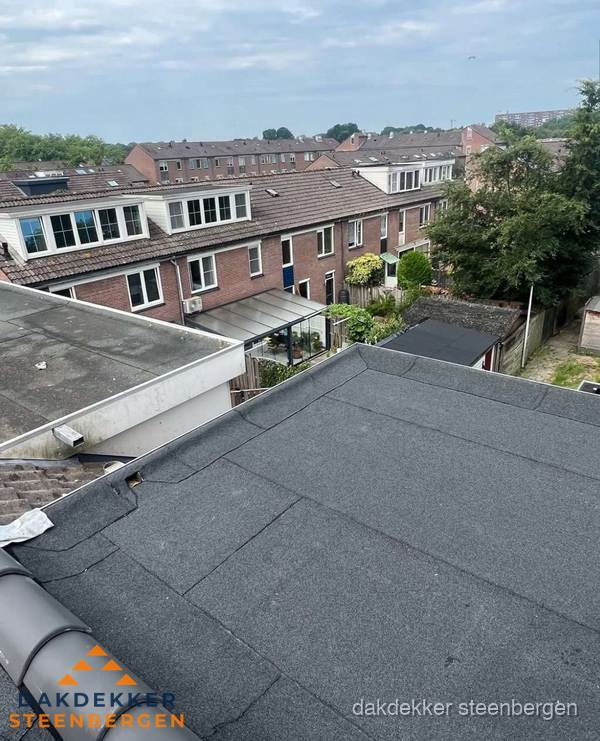 Vernieuwd plat dak met bitumen in woonwijk in Steenbergen