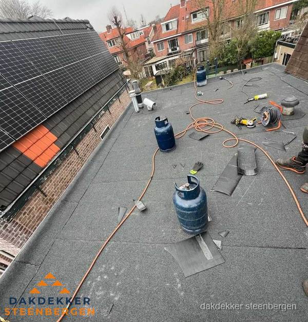 Daklekkage repareren met brandgereedschap op plat dak in Steenbergen Daklekkage repareren met brandgereedschap op plat dak in Steenbergen