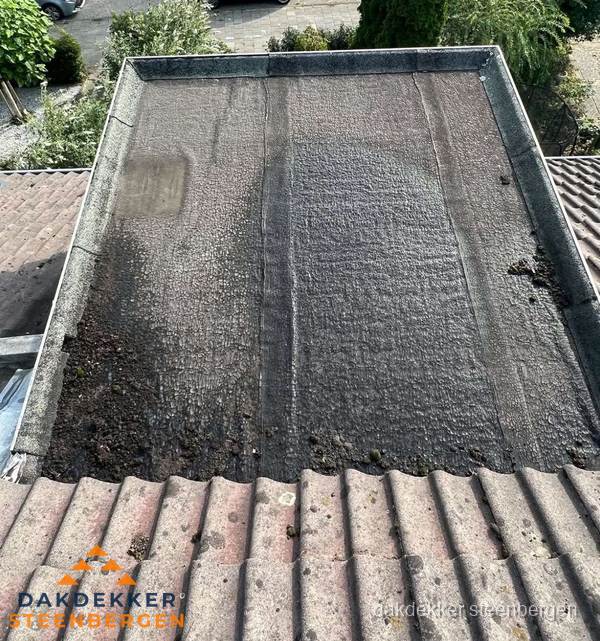 Verouderd plat dak met bitumen en slijtage voor lekkage inspectie in Steenbergen Verouderd plat dak met bitumen en slijtage voor lekkage inspectie in Steenbergen