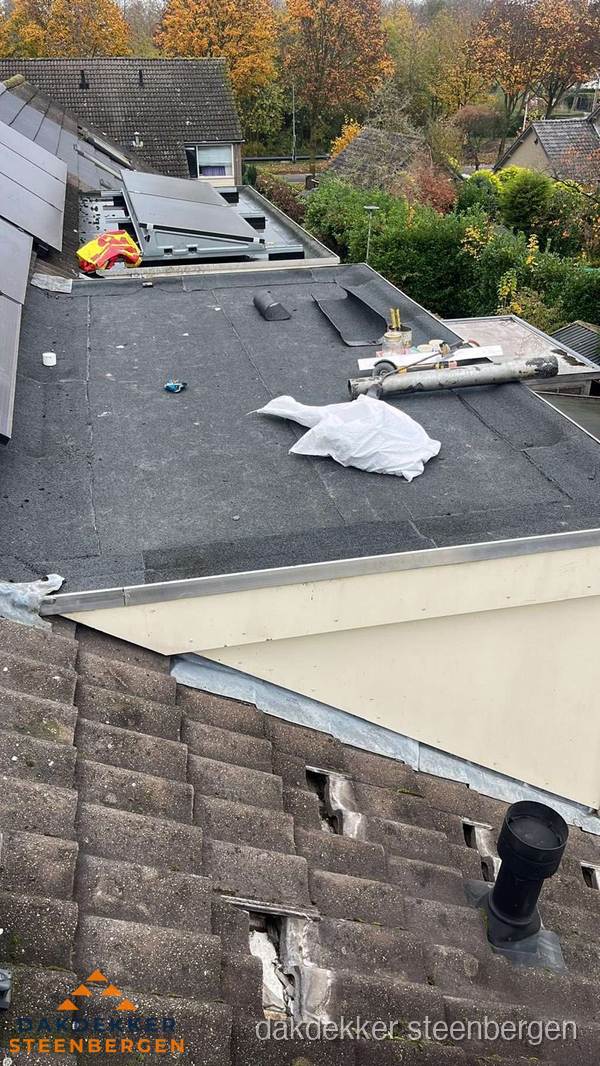 Beschadigde dakbedekking op plat dak voor reparatie in Steenbergen Beschadigde dakbedekking op plat dak voor reparatie in Steenbergen