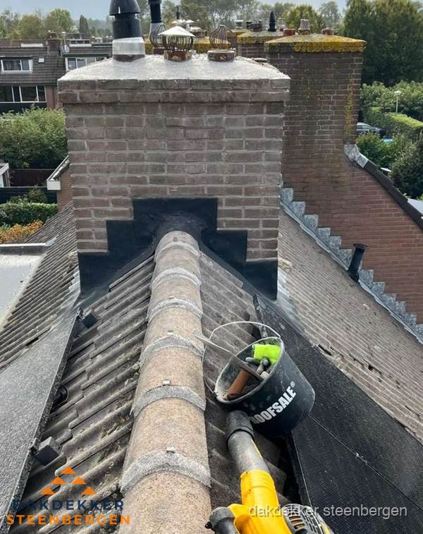 Schoorsteen met loodaansluiting en nokvorst op pannendak in Steenbergen Schoorsteen met loodaansluiting en nokvorst op pannendak in Steenbergen