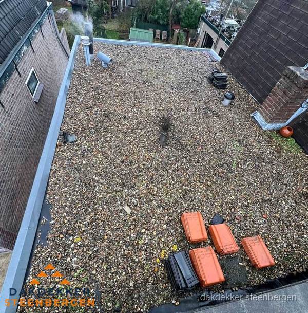 Plat dak met grindballast en dakdoorvoeren in Steenbergen Plat dak met grindballast en dakdoorvoeren in Steenbergen