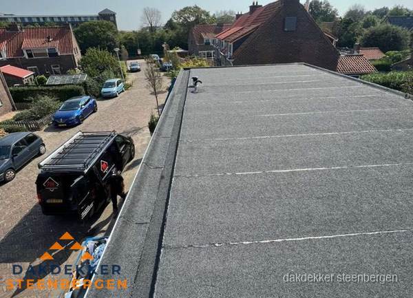 Nieuw bitumen plat dak met uitzicht over woonwijk in Steenbergen Nieuw bitumen plat dak met uitzicht over woonwijk in Steenbergen