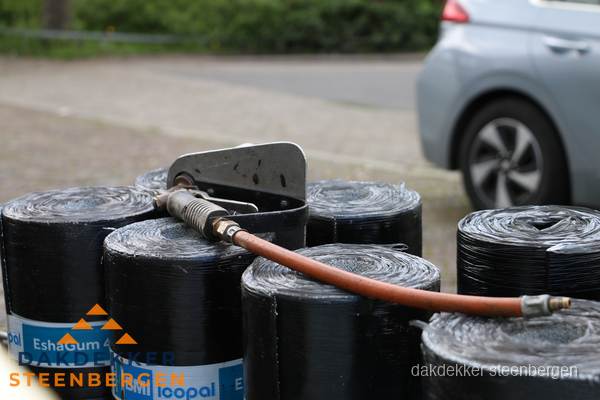 Rollen bitumen dakbedekking EshaGum klaar voor installatie in Steenbergen
