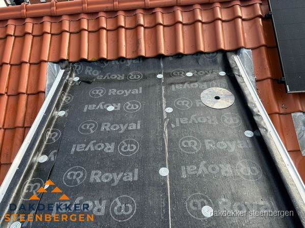 Nieuw dak met dakpannen en Royal onderlaag bij woning in Steenbergen