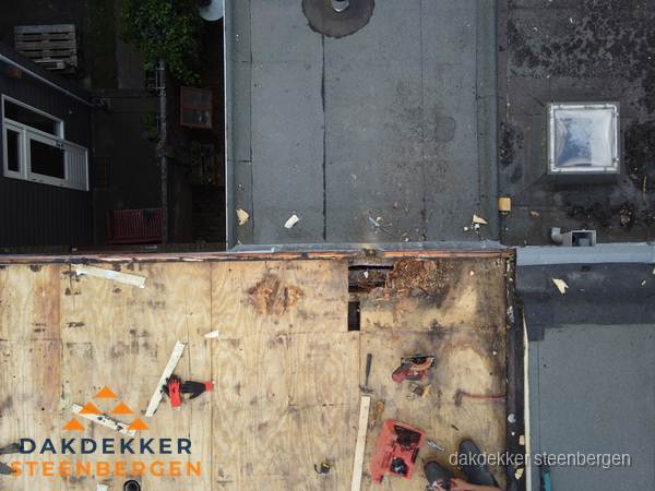 Dakschade en renovatie plat dak vanuit de lucht in Steenbergen