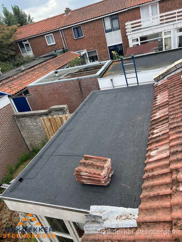 Aanbouw plat dak met reservepannen voor dakpannen vervangen in Steenbergen