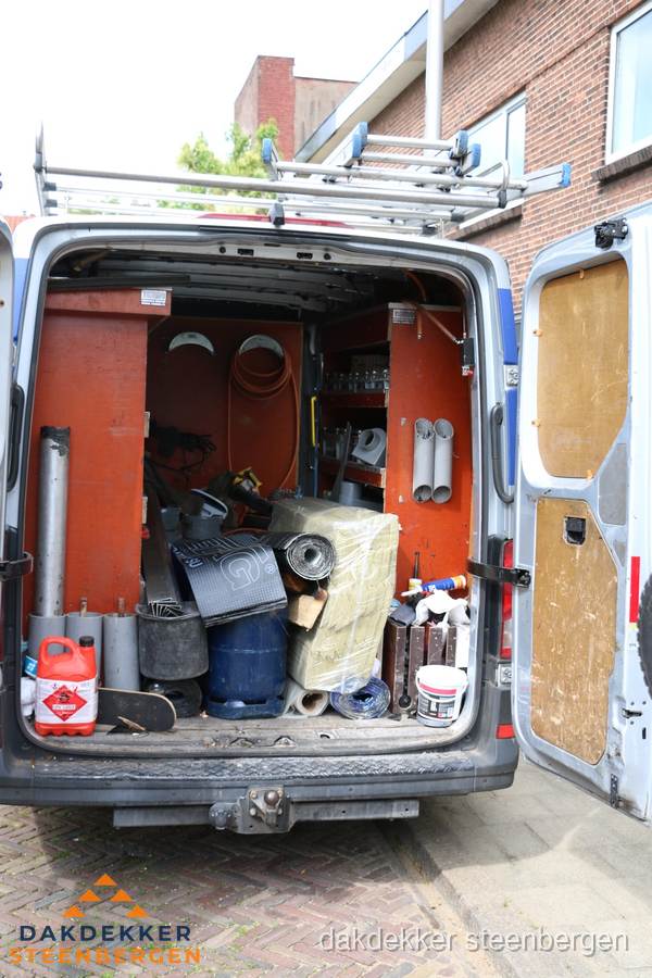 Bedrijfsbus van dakdekker met gereedschap en materialen in Steenbergen