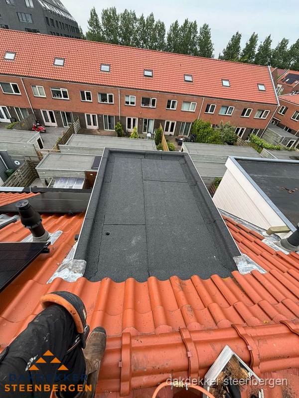 Bitumen dak reparatie op plat dak tussen dakpannen in Steenbergen Bitumen dak reparatie op plat dak tussen dakpannen in Steenbergen