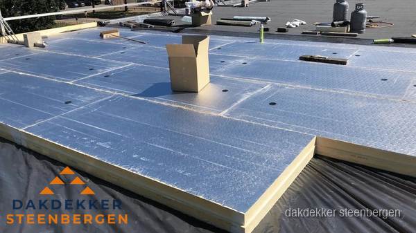 PIR isolatieplaten worden gelegd op plat dak voor dakisolatie in Steenbergen