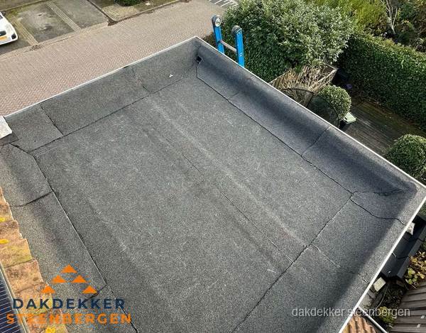 Gerenoveerd plat dak met nieuwe bitumen dakbedekking in Steenbergen