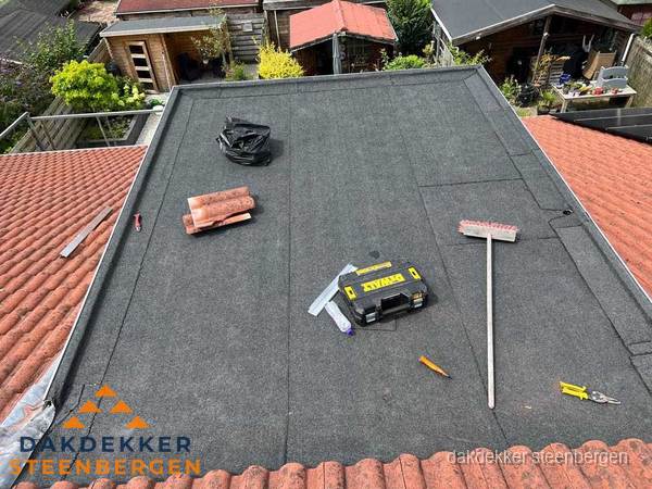 Nieuw plat dak met bitumen dakbedekking in Steenbergen