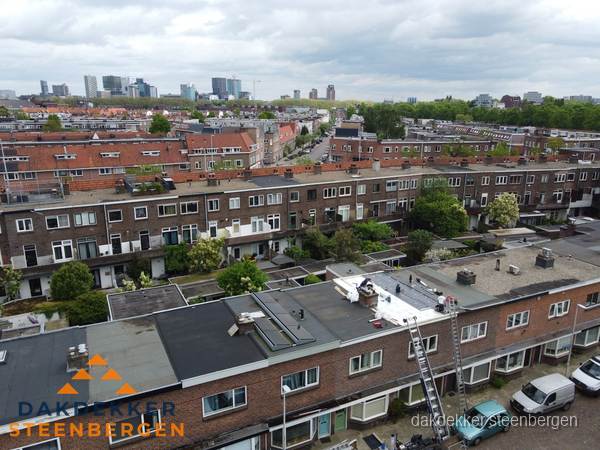 Spoed dakdekker aan het werk op plat dak in woonwijk Steenbergen