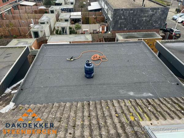 Dakrenovatie afgerond met nieuwe bitumen dakbedekking in Steenbergen
