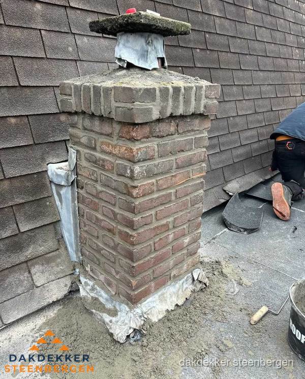 Schoorsteen reparatie met lood en voegwerk op leien dak in Steenbergen
