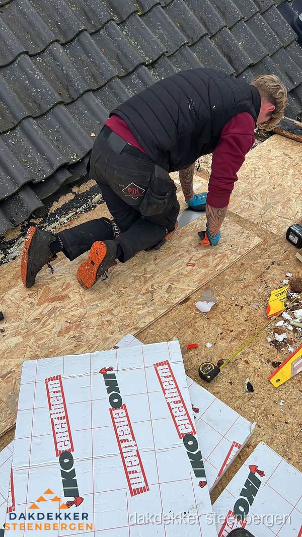 Dakdekker plaatst PIR-isolatieplaten op plat dak in Steenbergen Dakdekker plaatst PIR-isolatieplaten op plat dak in Steenbergen