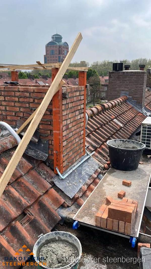 Schoorsteen renovatie met metselwerk op schuin dak in Steenbergen