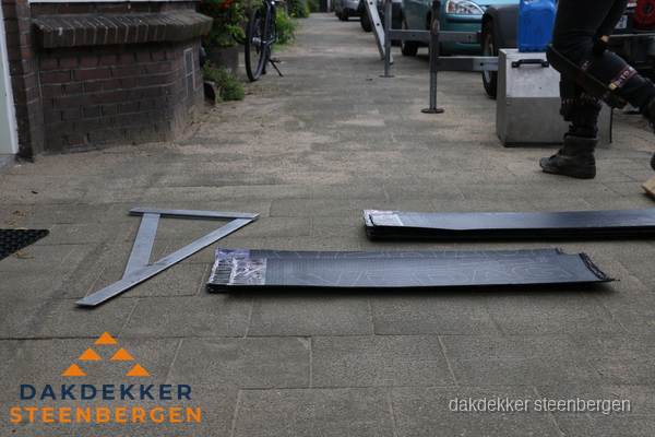 Dakbedekkingsmateriaal en zinkwerk klaargelegd voor reparatie in Steenbergen