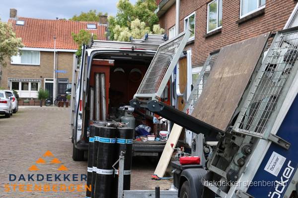 Dakdekkersbusje met materiaal en ladderlift voor dakpannen vervangen in Steenbergen