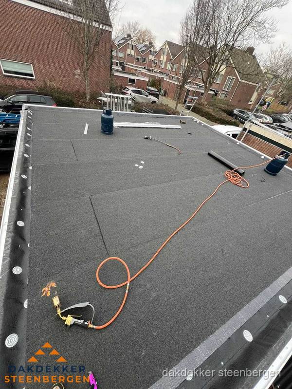 Afgewerkte dakrenovatie met bitumen op plat dak in Steenbergen Afgewerkte dakrenovatie met bitumen op plat dak in Steenbergen