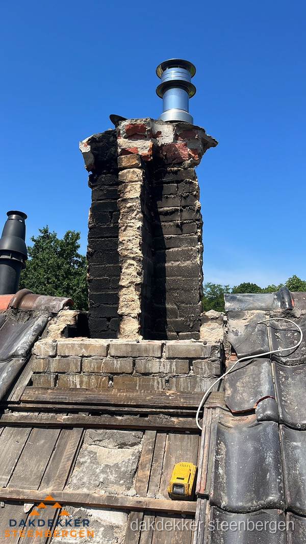 Beschadigde schoorsteen met nieuwe rookgasafvoer op oud dak in Steenbergen