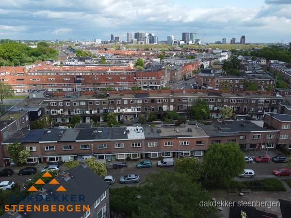 Luchtfoto van daken in woonwijk Steenbergen